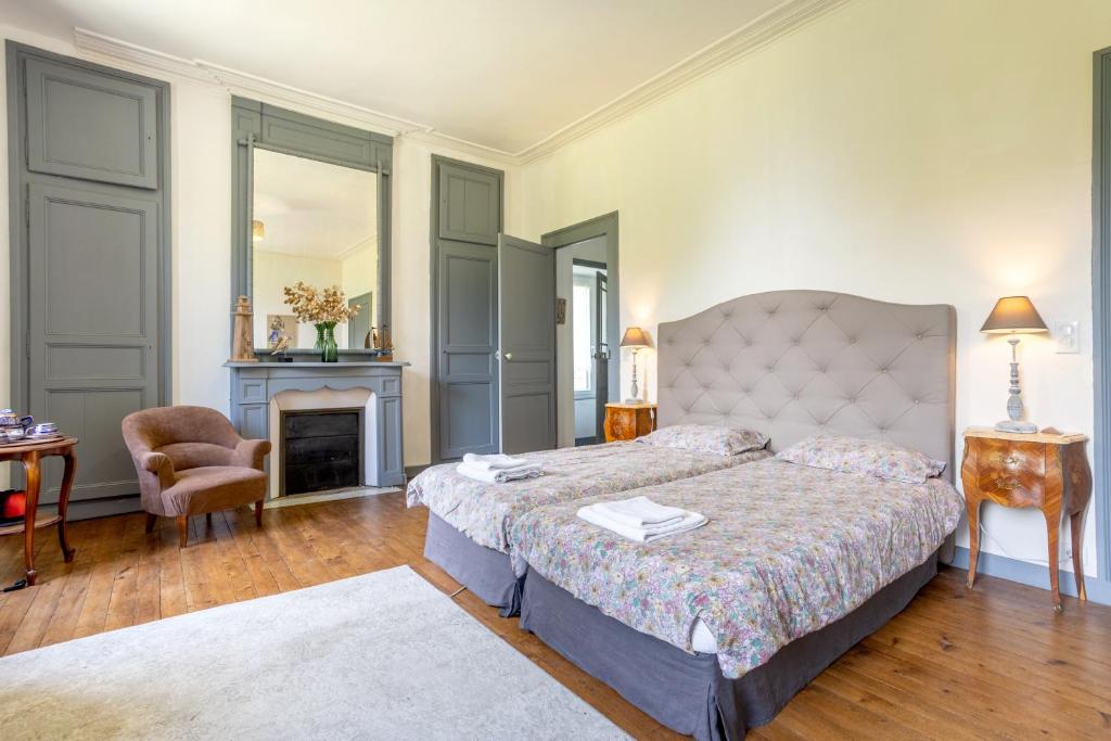 Chambre Duchesse Anne du Manoir Bigouden avec vue jardin à Pont-l'Abbé